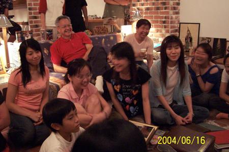 2004 (27).jpg - Jun 16, 2004 迎新送舊(老師家) [Lab newcomer welcome party (Prof. Shiau's house)]-7